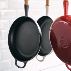 LE CREUSET Støpejernspanne med Trehåndtak 28cm Cerise