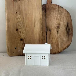 PORSGRUNDS PORSELÆNSFABRIK Porsgrunds Porselænsfabrik Jul På Tunet Veslestugu Med Pipe 13,4x10,8cm