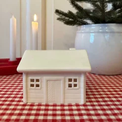 PORSGRUNDS PORSELÆNSFABRIK Porsgrunds Porselænsfabrik Jul På Tunet Veslestugu Med Pipe 13,4x10,8cm